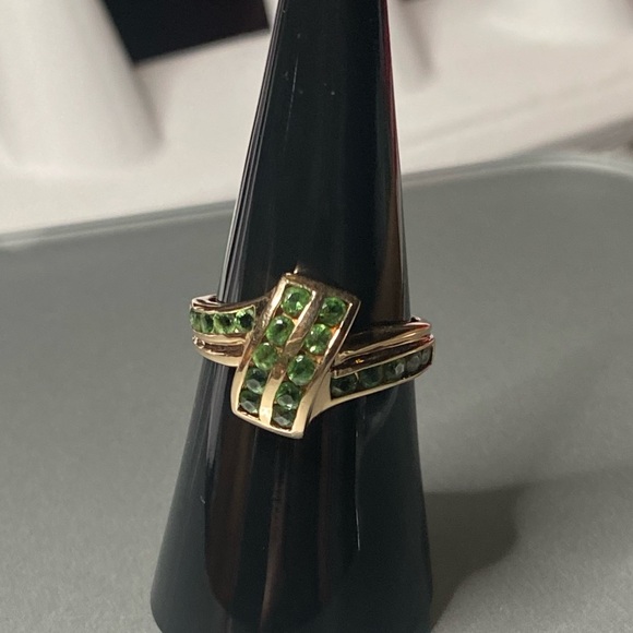 Gorgeous 10k gold emerald ring - Picture 4 of 6
